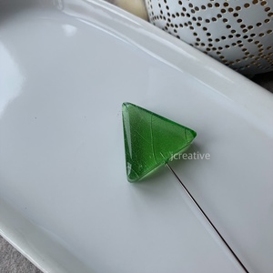 Halvány zöld epoxy gyanta bross, valódi levéllel - ékszer - kitűző és bross - Meska.hu