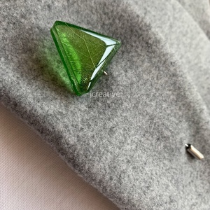 Halvány zöld epoxy gyanta bross, valódi levéllel - ékszer - kitűző és bross - Meska.hu