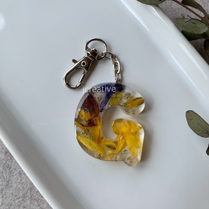 Esküvői csokor megőrzése � egyedi betű kulcstartó valódi virágokkal, személyes emlék - Meska.hu