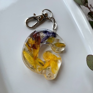 Esküvői csokor megőrzése � egyedi betű kulcstartó valódi virágokkal, személyes emlék - táska & tok - kulcstartó & táskadísz - táskadísz - Meska.hu