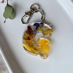 Esküvői csokor megőrzése � egyedi betű kulcstartó valódi virágokkal, személyes emlék - táska & tok - kulcstartó & táskadísz - táskadísz - Meska.hu