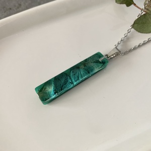 Sötétzöld epoxy gyanta medál, igazi hortenzia virágokkal - Meska.hu
