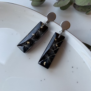 Pitypangmagos epoxy fülbevaló nemesacél szerelékkel � fekete elegáns kézműves ékszer - ékszer - fülbevaló - lógó fülbevaló - Meska.hu