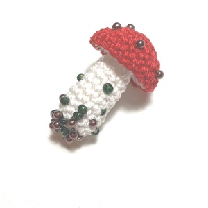 Piros gomba kitűző, Ékszer, Kitűző és Bross, Gyöngyfűzés, gyöngyhímzés, Horgolás, MESKA