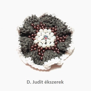 Sötétszürke gyöngyös bross, Ékszer, Kitűző és Bross, Gyöngyfűzés, gyöngyhímzés, Horgolás, MESKA