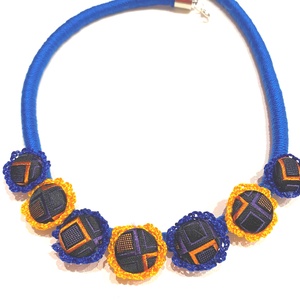 Kék, sárga textilnyaklánc - ékszer - nyaklánc - statement nyaklánc - Meska.hu