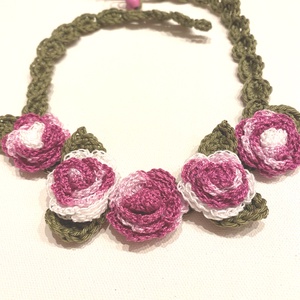 Rózsás nyakdísz - Meska.hu