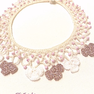 Csipkegyöngyös, virágos nyakdísz - Meska.hu