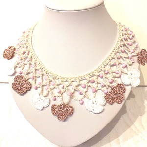 Csipkegyöngyös, virágos nyakdísz - ékszer - nyaklánc - gyöngyös nyaklánc - Meska.hu