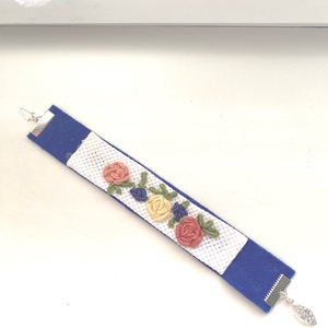 Virágos hímzett karkötő - Meska.hu