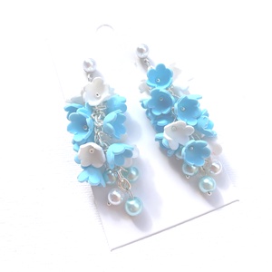Kék, fehér virágfürt - ékszer - fülbevaló - lógó fülbevaló - Meska.hu