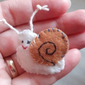 Csiga kitűző  - ékszer - kitűző és bross - kitűző - Meska.hu