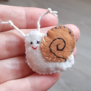 Csiga kitűző  - ékszer - kitűző és bross - kitűző - Meska.hu
