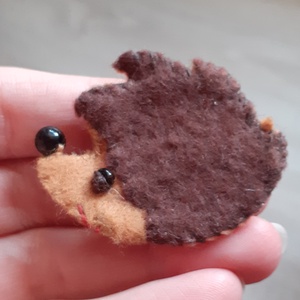 Süni sün filc kitűző  - ékszer - kitűző és bross - kitűző - Meska.hu