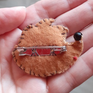 Süni sün filc kitűző  - ékszer - kitűző és bross - kitűző - Meska.hu