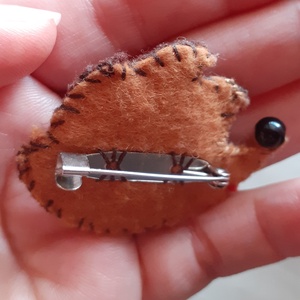 Süni sün filc kitűző  - ékszer - kitűző és bross - kitűző - Meska.hu