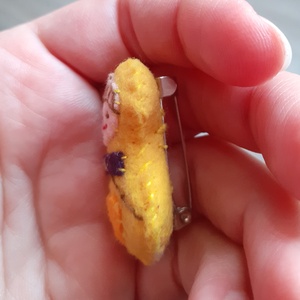filc Matrjoska baba kitűző  - ékszer - kitűző és bross - kitűző - Meska.hu