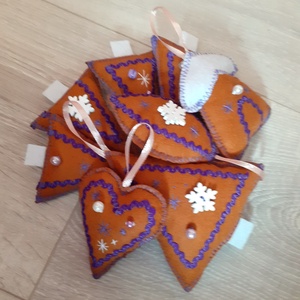 Mézeskalács mintájú filc díszek fehér - lila 8db - karácsony - karácsonyi lakásdekoráció - karácsonyfadíszek - Meska.hu Mézeskalács mintájú filc díszek fehér - lila 8db - karácsony - karácsonyi lakásdekoráció - karácsonyfadíszek - Meska.hu
