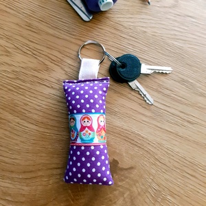 lila pöttyös Matrjosa kulcstartó - táska & tok - kulcstartó & táskadísz - kulcstartó - Meska.hu
