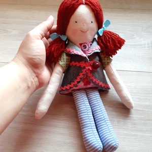 Emília Vörös copfos öltöztethető textilbaba rongybaba, Játék & Sport, Baba & babaház, Öltöztethető baba, Patchwork, foltvarrás, Varrás, MESKA