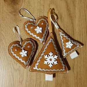 Mézeskalács mintájú filc díszek fehér - ezüst - karácsony - karácsonyi lakásdekoráció - karácsonyfadíszek - Meska.hu