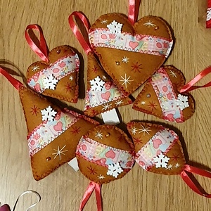 Mézeskalács mintájú filc díszek fehér - rózsaszín - karácsony - karácsonyi lakásdekoráció - karácsonyfadíszek - Meska.hu