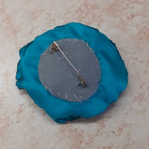 Húsvéti Szatén virág kitűző gyöngyökkel  - ékszer - kitűző és bross - kitűző - Meska.hu