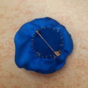 Húsvéti Kék, szatén virág kitűző gyöngyökkel - ékszer - kitűző és bross - kitűző - Meska.hu