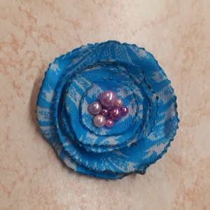 Húsvéti Kék-rózsaszín virág kitűző gyöngyökkel, Ékszer, Kitűző és Bross, Kitűző, Varrás, Ékszerkészítés, MESKA