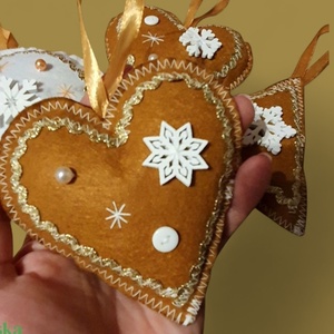 Mézeskalács mintájú filc díszek fehér - arany - karácsony - karácsonyi lakásdekoráció - karácsonyfadíszek - Meska.hu