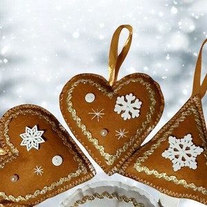 Mézeskalács mintájú filc díszek fehér - arany - Meska.hu