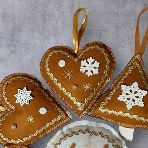 Mézeskalács mintájú filc díszek fehér - arany - karácsony - karácsonyi lakásdekoráció - karácsonyfadíszek - Meska.hu