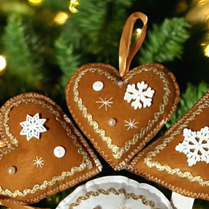 Mézeskalács mintájú filc díszek fehér - arany - karácsony - karácsonyi lakásdekoráció - karácsonyfadíszek - Meska.hu