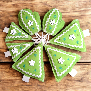 Zöld fehér filc karácsonyfa díszek  - Meska.hu