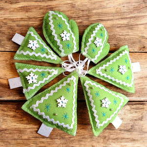 Zöld fehér filc karácsonyfa díszek  - karácsony - karácsonyi lakásdekoráció - karácsonyfadíszek - Meska.hu