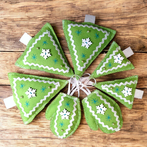 Zöld fehér filc karácsonyfa díszek  - karácsony - karácsonyi lakásdekoráció - karácsonyfadíszek - Meska.hu