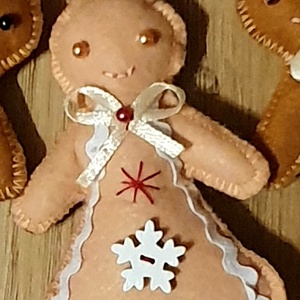 1db Mézi Mézeskalács mintájú filc díszek fehér , Karácsony, Karácsonyi lakásdekoráció, Karácsonyfadíszek, Varrás, Patchwork, foltvarrás, MESKA