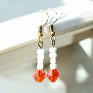 Narancs fehér gyöngyös fülbevaló  - ékszer - fülbevaló - lógó fülbevaló - Meska.hu