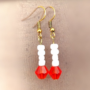 Narancs fehér gyöngyös fülbevaló  - ékszer - fülbevaló - lógó fülbevaló - Meska.hu