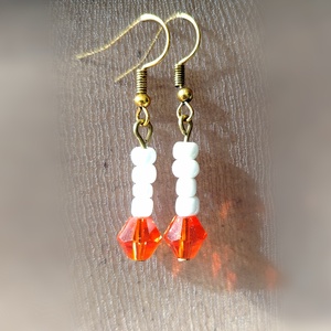 Narancs fehér gyöngyös fülbevaló  - ékszer - fülbevaló - lógó fülbevaló - Meska.hu
