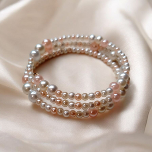 Fehér gyöngyös memoria karkötő  - ékszer - karkötő - memóriadrótos karkötő - Meska.hu