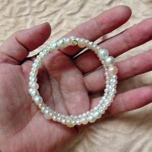 Fehér gyöngyös memoria karkötő  - ékszer - karkötő - memóriadrótos karkötő - Meska.hu