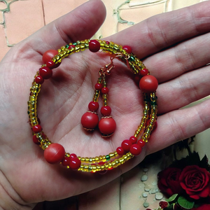 Romantikus gyöngyös memoria karkötő és fülbevaló szett - ékszer - karkötő - memóriadrótos karkötő - Meska.hu