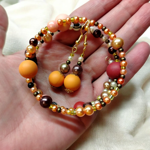 Őszi gyöngyös memoria karkötő és fülbevaló szett - ékszer - karkötő - memóriadrótos karkötő - Meska.hu