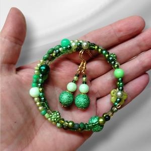 Üde zöld gyöngyös memoria karkötő és fülbevaló szett, Ékszer, Karkötő, Memóriadrótos karkötő, Ékszerkészítés, MESKA