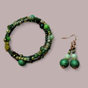 Üde zöld gyöngyös memoria karkötő és fülbevaló szett - ékszer - karkötő - memóriadrótos karkötő - Meska.hu