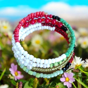 Piros fehér zöld  gyöngyös memoria karkötő , Ékszer, Karkötő, Memóriadrótos karkötő, Ékszerkészítés, MESKA