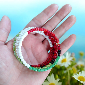 Piros fehér zöld  gyöngyös memoria karkötő  - ékszer - karkötő - memóriadrótos karkötő - Meska.hu
