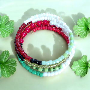 Piros fehér zöld  gyöngyös memoria karkötő  - ékszer - karkötő - memóriadrótos karkötő - Meska.hu