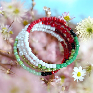 Piros fehér zöld  gyöngyös memoria karkötő  - ékszer - karkötő - memóriadrótos karkötő - Meska.hu